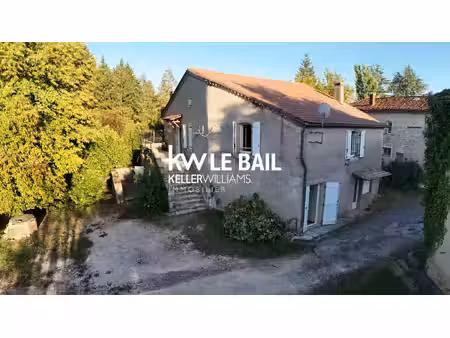 maison en pierre avec grange au bord du lot