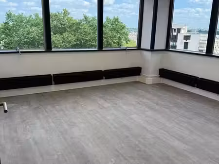 bureaux rénovés et climatisés de 12 à 200m² au pied du métro