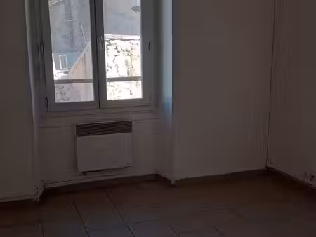 joli appartement p2 sur centre d'ales proche toutes commodités