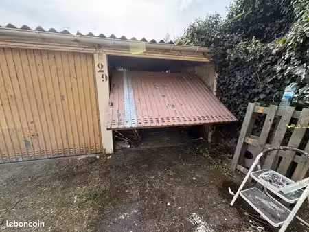 box dans résidence avec portail