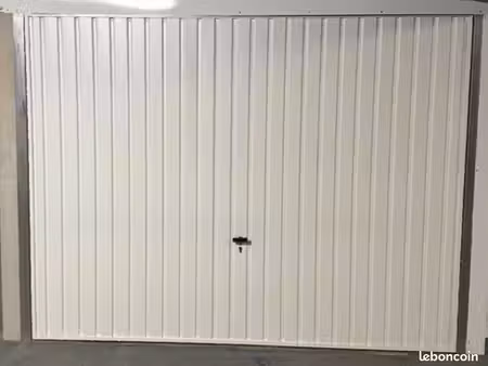 box fermé sécurisé – environ 14 m² – pontoise  les larris