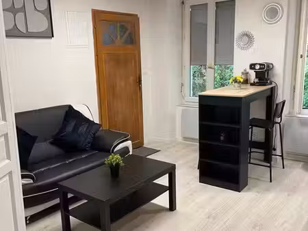 appartement t2  entièrement rénové et meublé au centre-ville