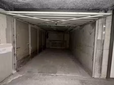 box garage fermé à vendre
