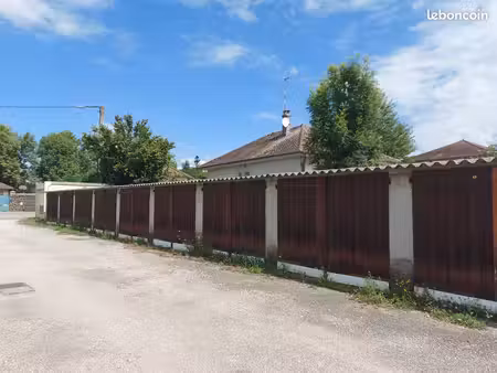 a louer garage box centre ville montalieu