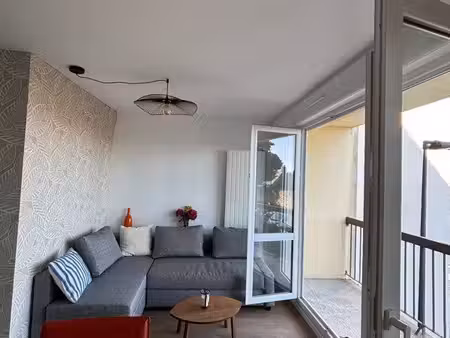 appartement studio refait à neuf meublé