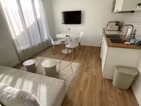 à louer – t2 meublé 34 m² – centre-ville – terrasse privative – dpe b
