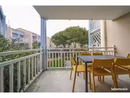 2 pièces de 28 m²  terrasse  parking et piscine