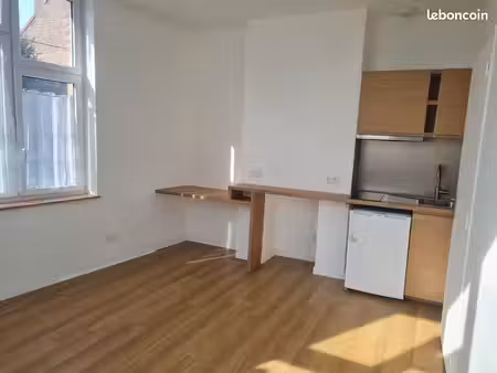 studio étudiant refait à neuf 17 80m2