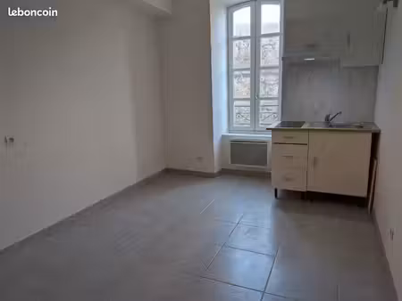 particulier loue studio refait à neuf