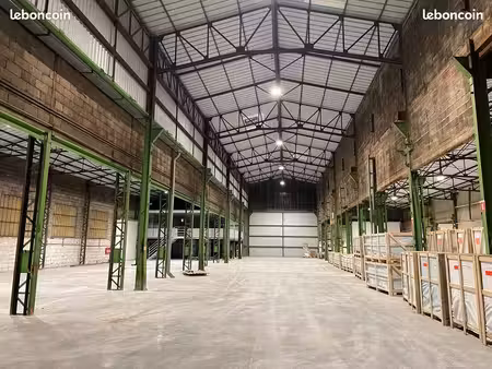 entrepôt avec bureaux 2500m2 entièrement rénové