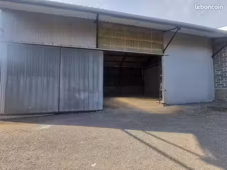 entrepôt/hangar de stockage d'une surface de 200 m²