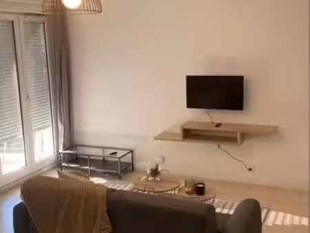 studio 38 m² type t1 bis + loggia + parking - face gare cergy-le-haut