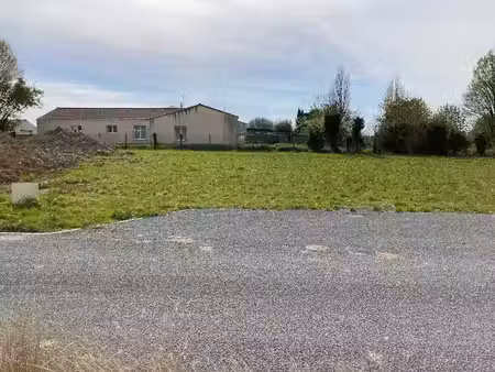 vente terrain 680 m² à saintes (17100)  68 000 €