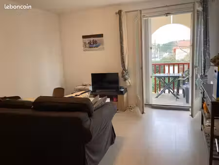 2 pièces à l'année