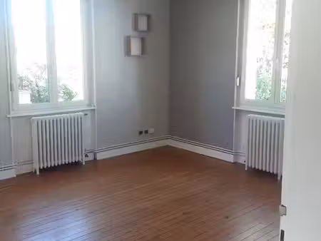 agréable f2 de caractère 45 m2  lumineux et calme