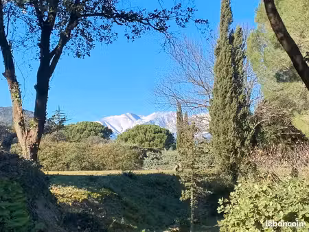 propriété d’exception avec piscine  terrasse et cadre de vie privilégié