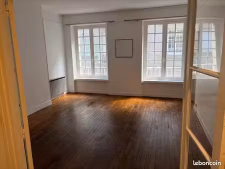 à louer – appartement t2 de 46 39 m² situé au cœur de saint-malo intra-muros  place du pil