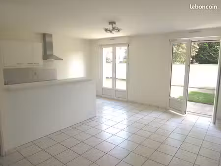 t3 saint-cyr 72 m2 avec jardin 80 m2 et 2 parkings
