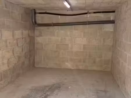 garage / box fermé / garde-meuble - a louer