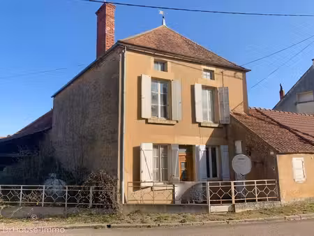 maison en partie rénovée  2 appentis et courettes