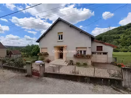 belle maison familiale avec de nombreuses annexes posée sur un terrain clos de 22 ares.