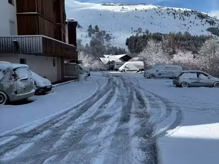 loue à l’année place de parking couverte sécurisé