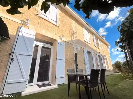 maison typique et atypique entièrement rénovée comprenant un studio tout équipé et un gara