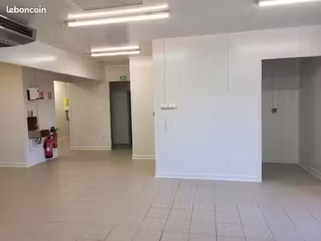 local 150 m² équipés en laboratoire