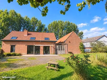 ancienne ferme au carré rénovée – 131 m² + 1 ha – dépendances – le doulieu