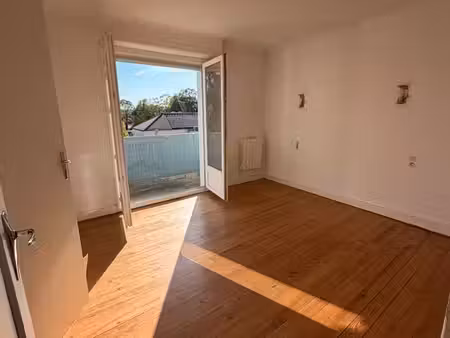 grand t2 lumineux avec balcon plein sud – centre-ville d'artix