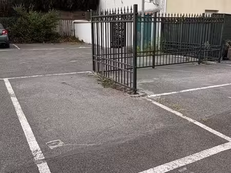 place de parking individuelle dans résidence sécurisée