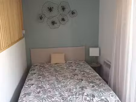 faux f2 / grand studio meublé refait à neuf