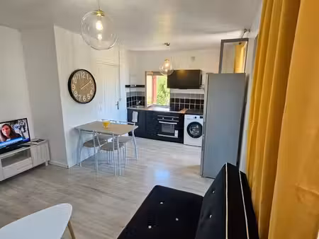 f2 a moulineaux avec une terrasse et parking