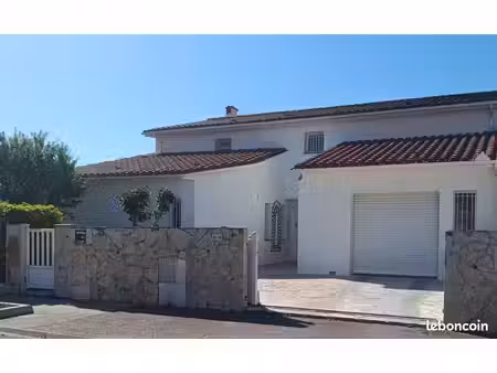 maison d'architecte 166 m² habitables  terrain de 557 m²  piscine 4×8  garage 30 m²