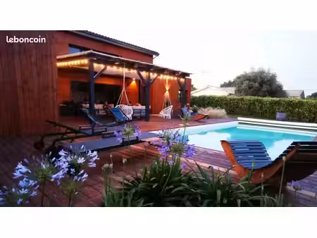 villa avec piscine située proche océan et lac