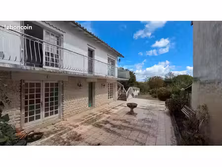 ? maison atypique à rénover à saint-gelais – 90 m² – terrain 600 m² – 3 chambres – vente d