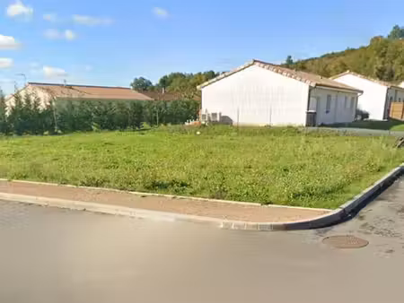terrain à bâtir 579 m² d'angle – viabilisé tout-à-l'égout – ambres (3 min école / 8 min ga