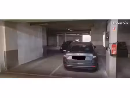 place de parking avec borne de recharge