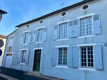 vends maison de caractère en pierre  avec garage  greniers  cave  jardin et cour intérieur