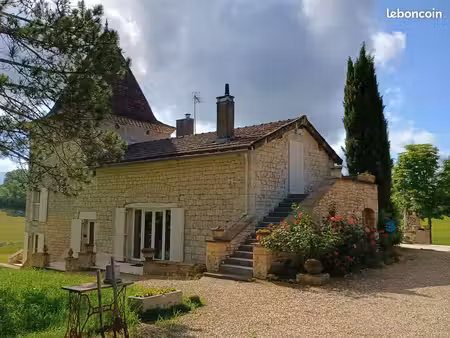 belle maison en pierres sur plus de 2 hectares de terrain