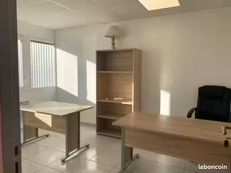bureau avec salle de réunion et parking gratuit