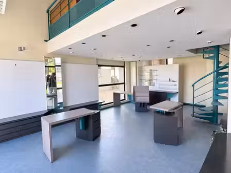 beau local commercial 65 m² - avec vitrine - axe principal de la ville - 750/mois