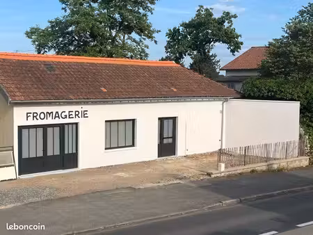 local commercial 80 m² rénové – axe principal vivonne – parking