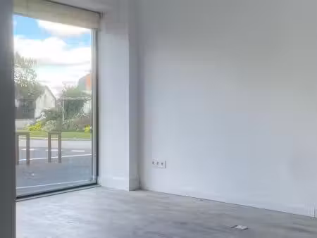 local commercial 20 m² rénové – emplacement premium (adossé domino’s pizza) – thouars