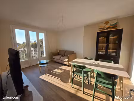 appartement meublé centre de parthenay  juste rénové - charges comprises