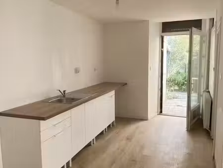 maison individuelle 110 m² rénovée  2 ch + 2 pièces mansardées  garage  cour  dpe c