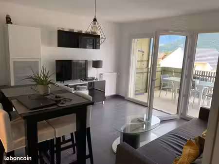 t2 meublé lumineux avec balcon-terrasse – gilly-sur-isère
