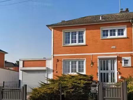 maison avec garage et jardin clôturé