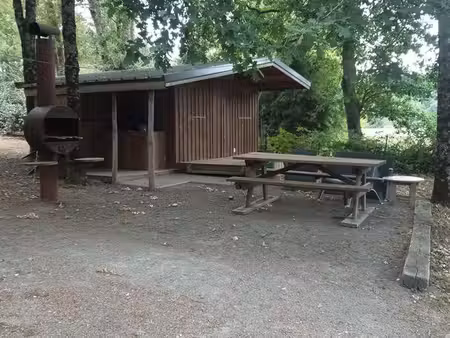 terrain de loisir au bord de l'eau