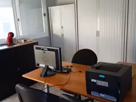 bureaux 55m2 meublés divisibles et grand parking 800m2 à louer
